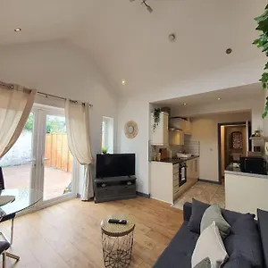Apartment One Bedroom Private Garden By Promise, Cardiff